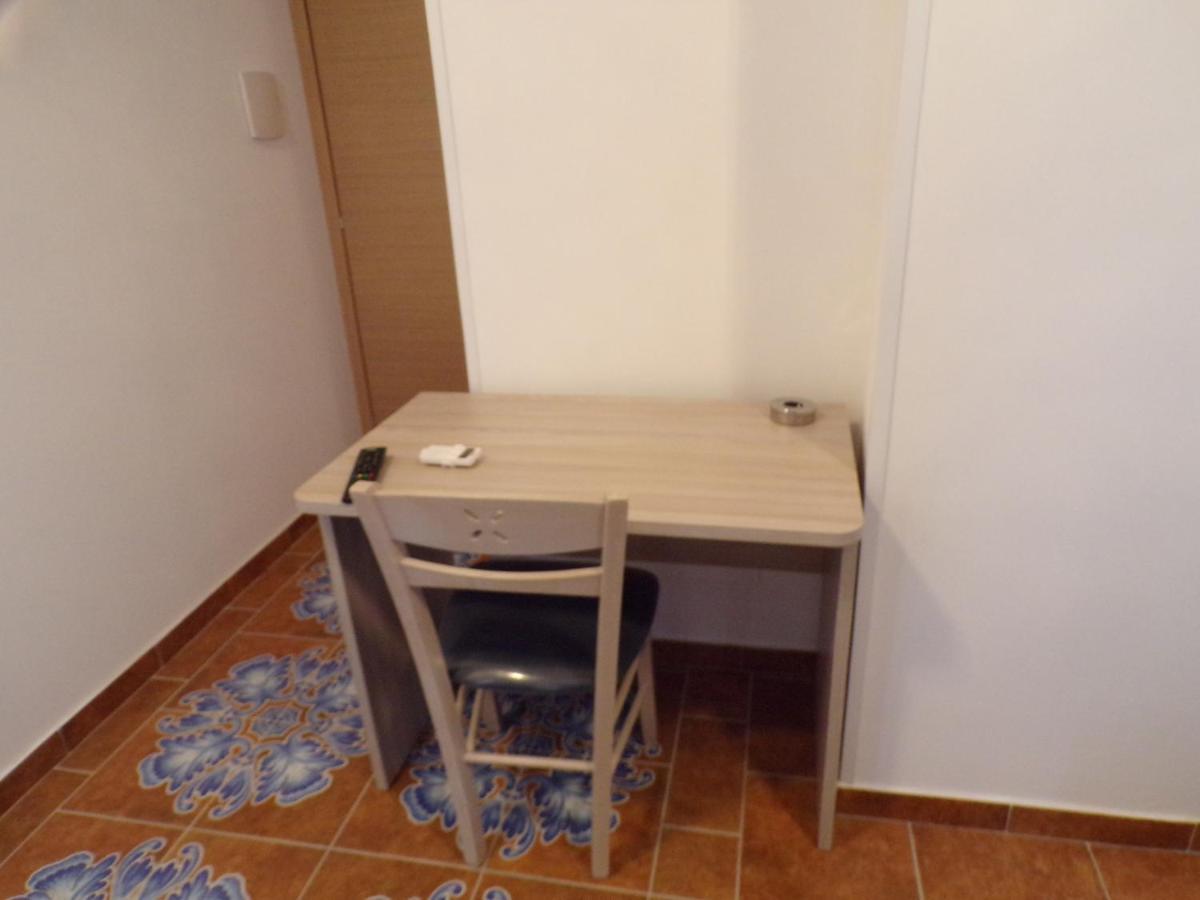 Nuova Aurora Rent Rooms ロッカルメーラ エクステリア 写真