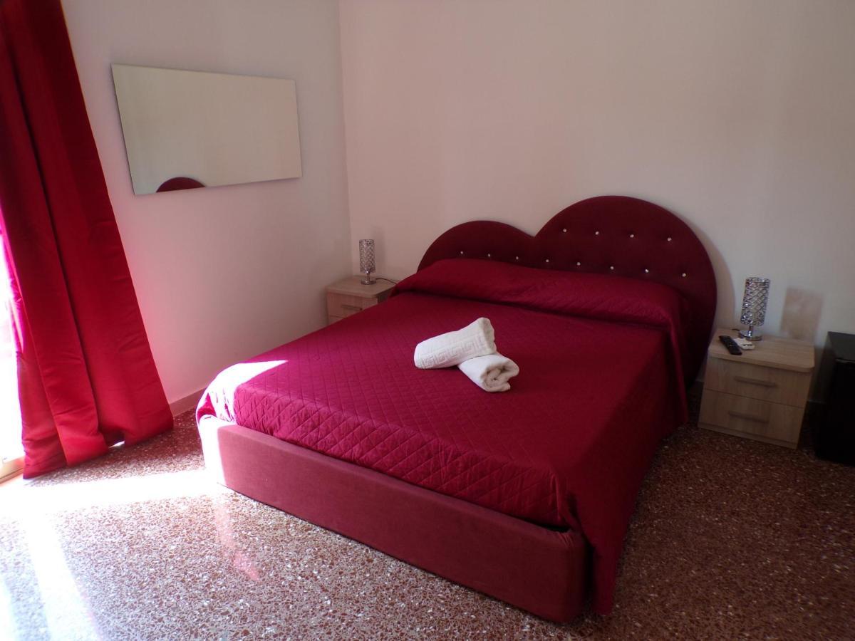 Nuova Aurora Rent Rooms ロッカルメーラ エクステリア 写真