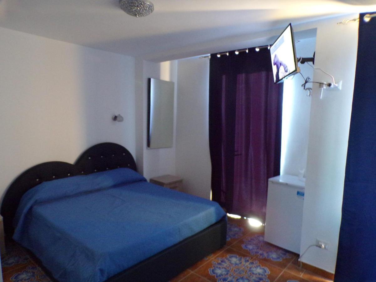 Nuova Aurora Rent Rooms ロッカルメーラ エクステリア 写真