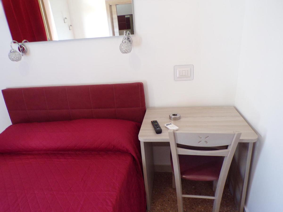 Nuova Aurora Rent Rooms ロッカルメーラ エクステリア 写真