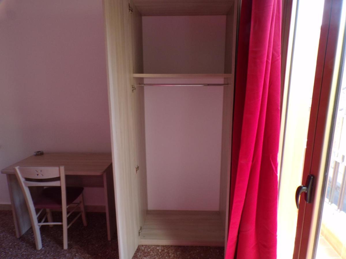 Nuova Aurora Rent Rooms ロッカルメーラ エクステリア 写真