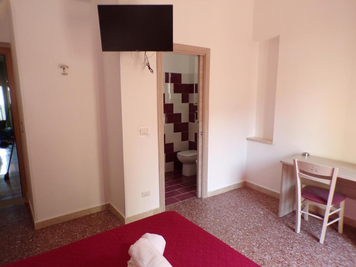 Nuova Aurora Rent Rooms ロッカルメーラ エクステリア 写真