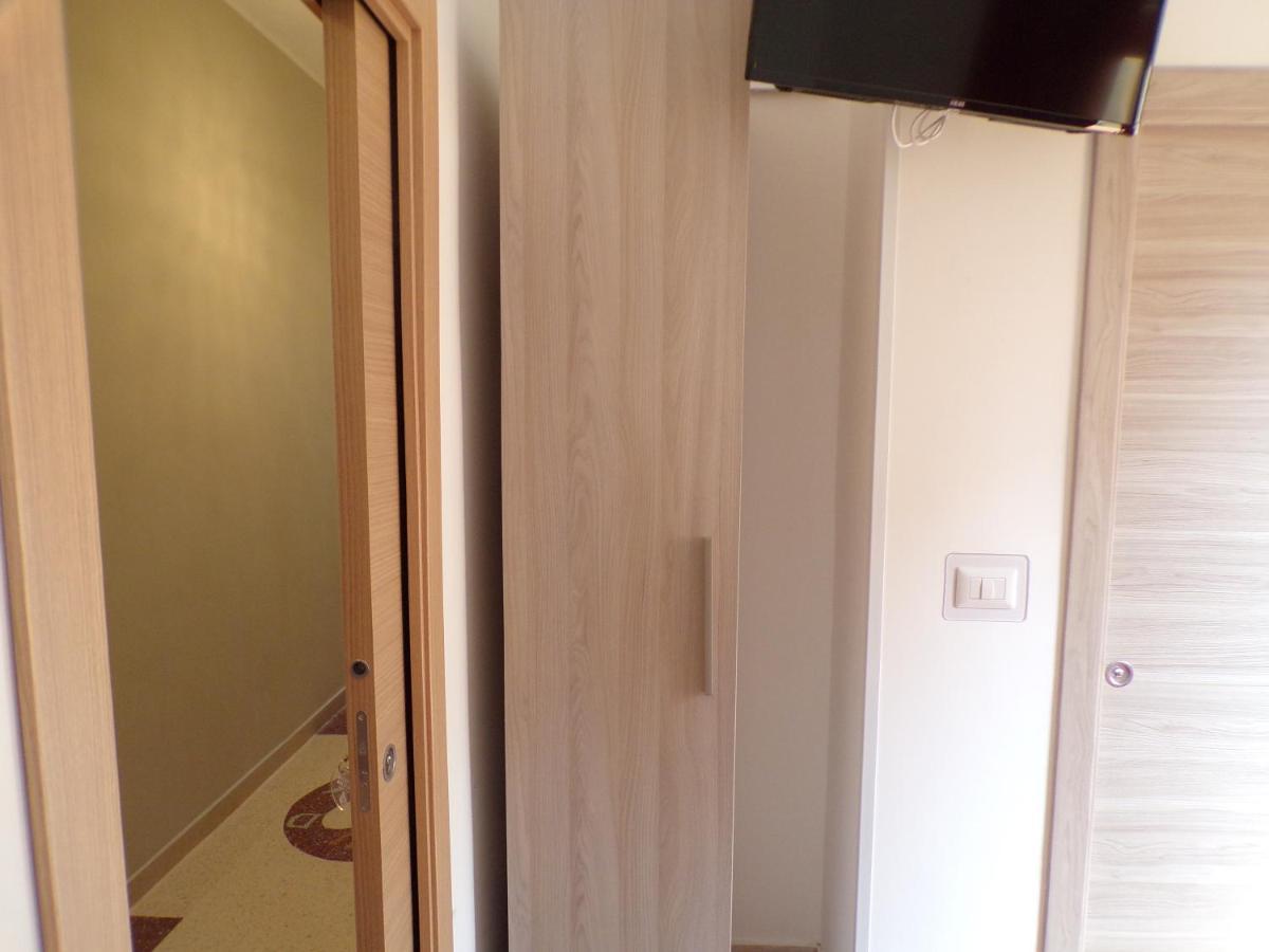 Nuova Aurora Rent Rooms ロッカルメーラ エクステリア 写真