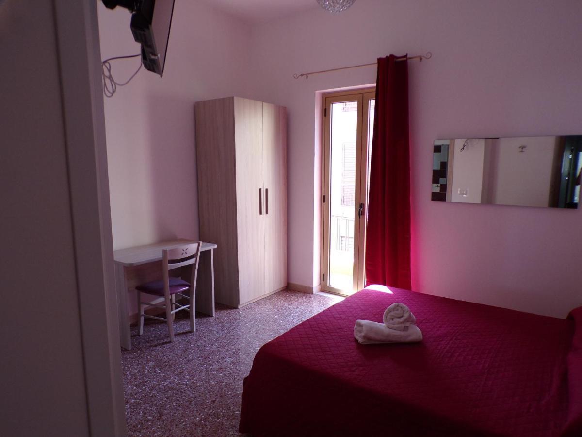 Nuova Aurora Rent Rooms ロッカルメーラ エクステリア 写真