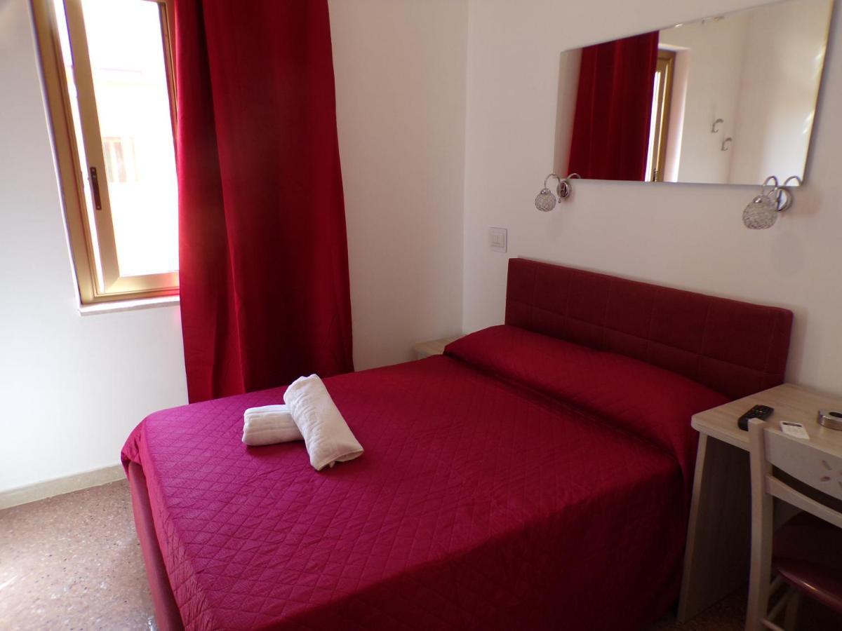 Nuova Aurora Rent Rooms ロッカルメーラ エクステリア 写真