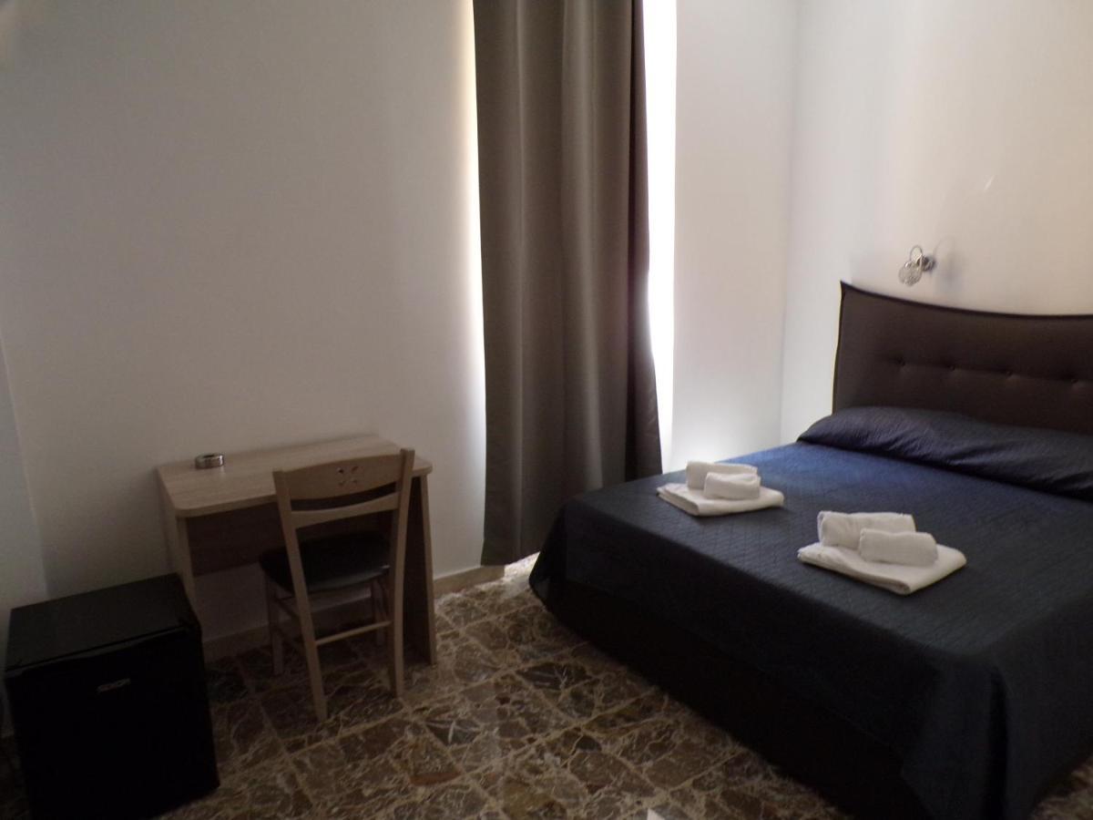 Nuova Aurora Rent Rooms ロッカルメーラ エクステリア 写真