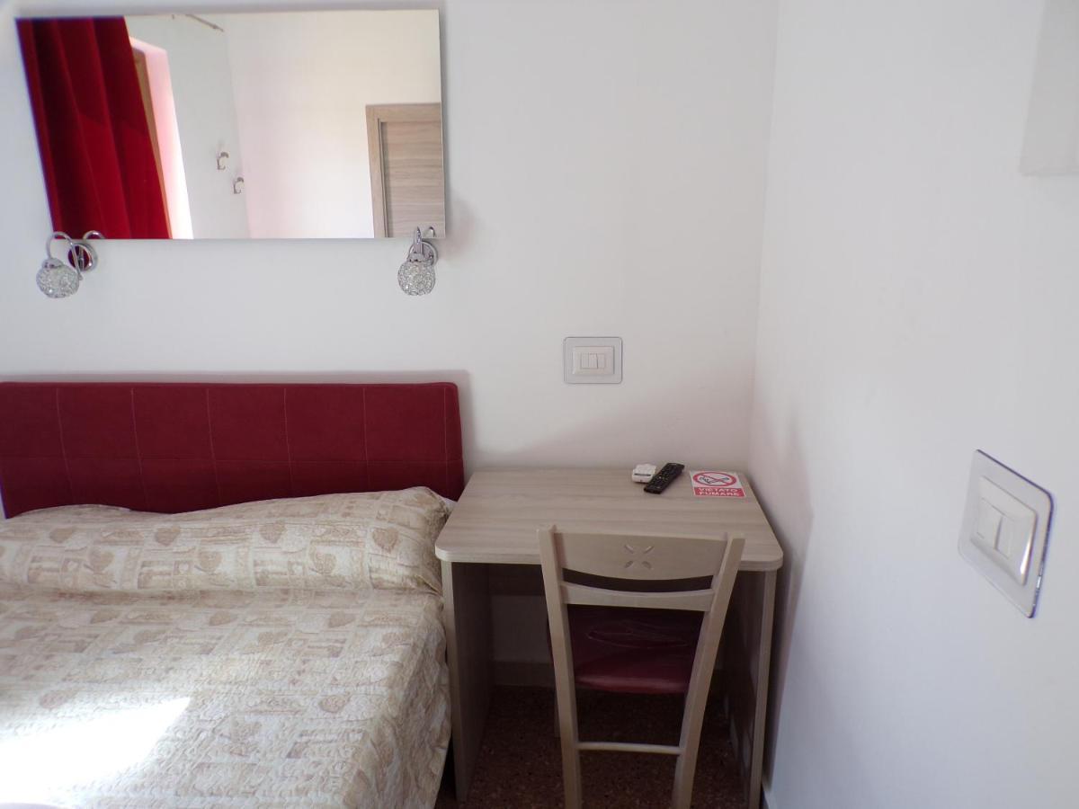 Nuova Aurora Rent Rooms ロッカルメーラ エクステリア 写真