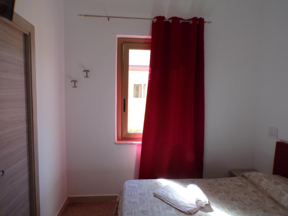 Nuova Aurora Rent Rooms ロッカルメーラ エクステリア 写真
