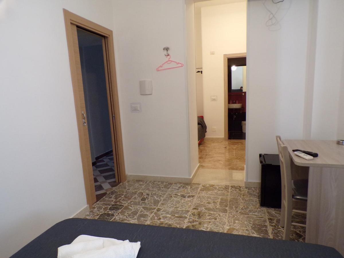 Nuova Aurora Rent Rooms ロッカルメーラ エクステリア 写真