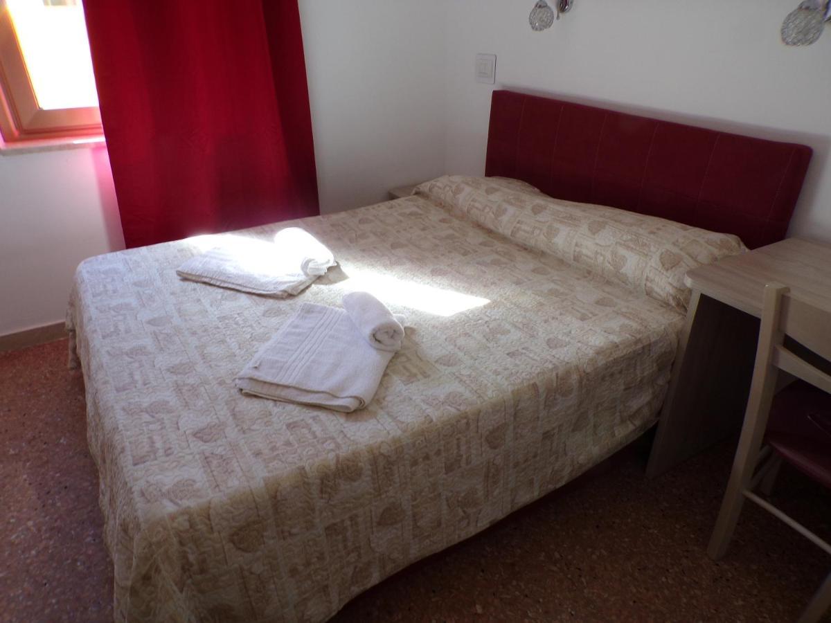 Nuova Aurora Rent Rooms ロッカルメーラ エクステリア 写真